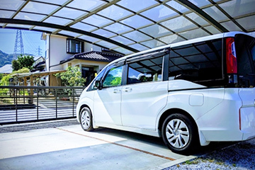 屋根付き駐車場と車